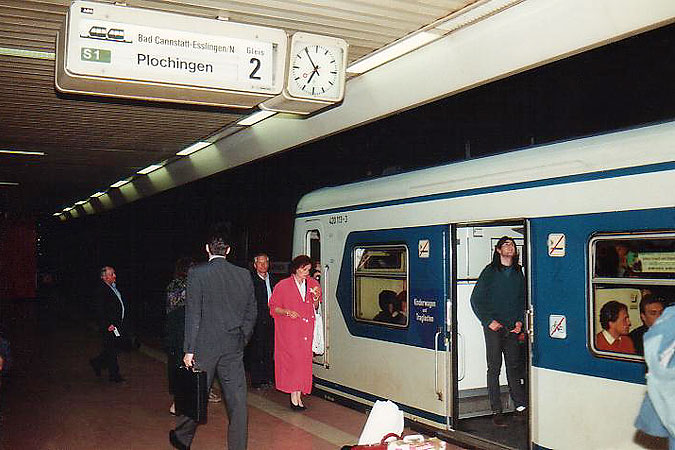 420 113 in Stuttgart Hbf (tief) im April 1993 ([x] Klick für Fenster schließen)